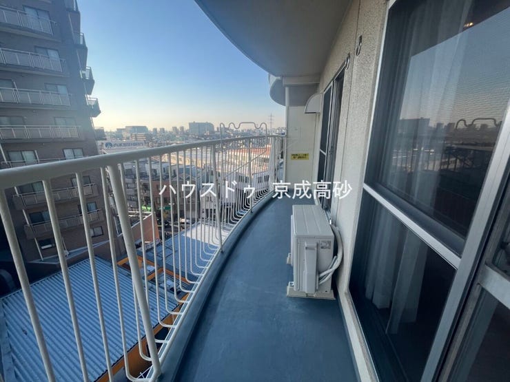 暖かい陽ざしが差込むバルコニー。晴れた日には洗濯物が良く乾きます。風通しも良好です。