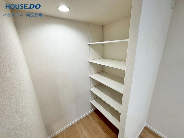 常温で保存できる食品や飲料の備蓄品や普段使用しない調理器具などの保管に重宝するパントリー。