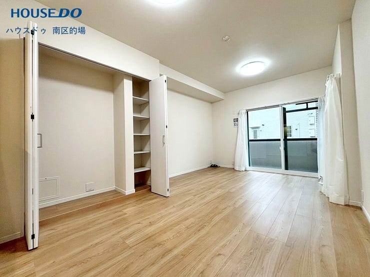 【リビング】
暮らしの中心になるリビングは、やさしい日差しが入る開放的な空間です。