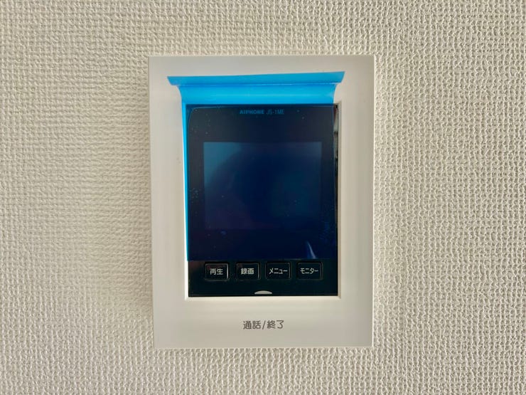 ◇TVモニター付インターホン◇
TVモニターで訪問者を確認してから会話することができますので、安心して対応していただけます。また、姿を見られたくない空き巣や不審者が嫌がるため防犯効果も高まります。