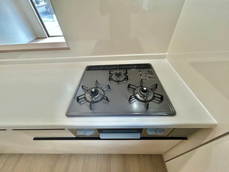 ◇三口コンロ◇
一度にたくさんの調理ができ、朝食の準備もお弁当作りもラクラクです。栄養面や彩りに気を配ると品数も増えますが、広いワークトップなのでたくさん作ってもスペースに余裕があります。