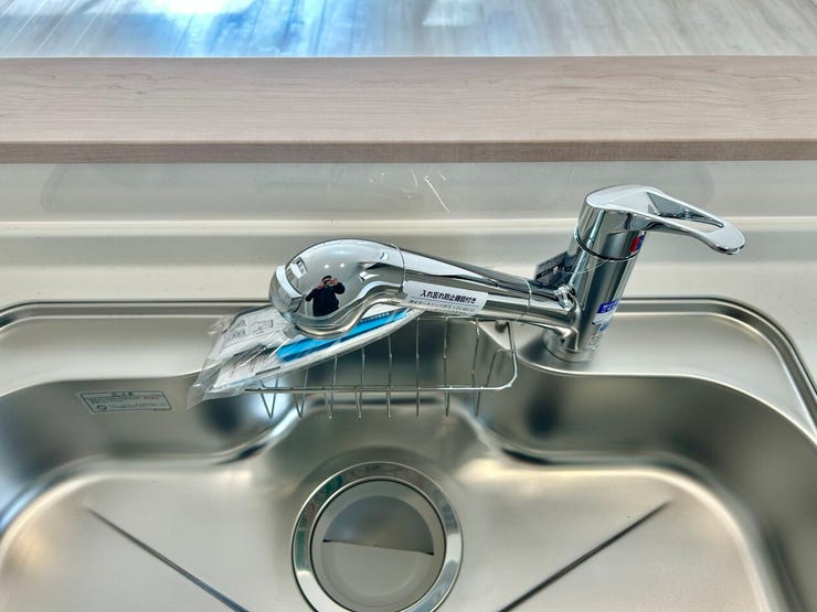 ◇エコハンドル水栓◇
レバーハンドルをお湯側にひねると「カチッ」という音と手ごたえがりお湯の混合(給湯器作動)を体感できます。水とお湯を使い分けできるので、ガス代の節約や節水になります。