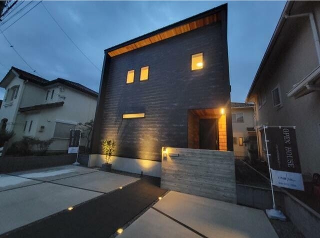 【外観】
個性的でシックな外観が魅力です♪
夕方から夜にかけてはオレンジのやわらかな光が雰囲気あって◎