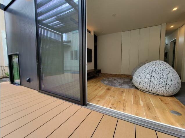 リビングから直接出ることが出来る広いウッドデッキが魅力的!