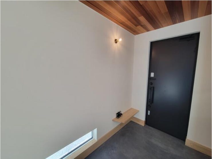 オシャレでゆとりある玄関スペース!ニッチに何を飾ろうか、悩みどころ♪