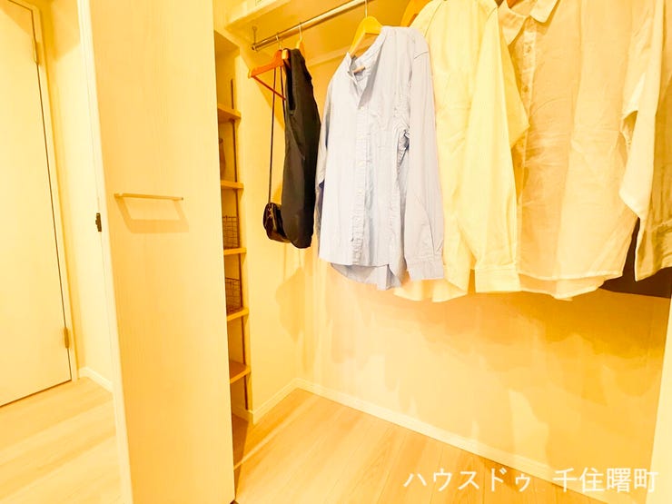【衣類も小物もたっぷりしまえるクローゼット】
ハンガーパイプの他に可動棚も備え付けられており、バッグや帽子の収納にも便利です。
季節ごとの衣類もすっきり片付き、お洒落を存分に楽しめます。