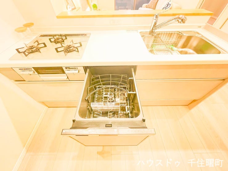 【忙しい毎日の強い味方、ビルトイン食器洗い乾燥機を完備】
後片付けの手間を省き、食後の時間を有効活用できます。
家事の負担を軽減することで、ご家族とのゆとりの時間を生み出す嬉しい設備です。