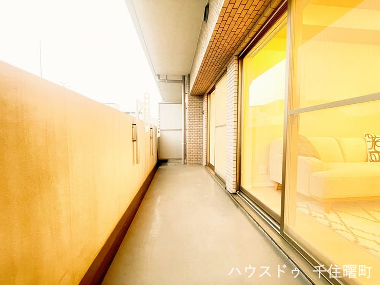 【リビングに面した、奥行きのある広々としたバルコニー】
洗濯物も余裕で干せるスペースが確保されています。
ガーデニングを楽しんだり、椅子を置いてくつろいだりと、暮らしの楽しみが広がる空間です。