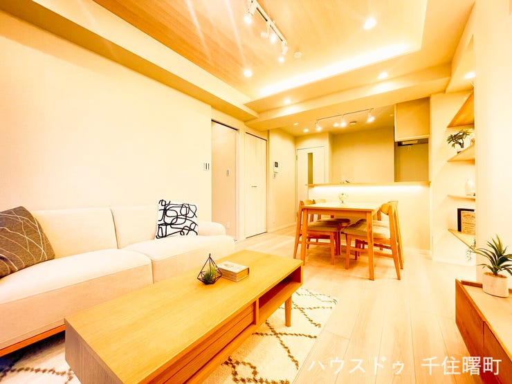 【居間・リビング】
【木目調の天井とデザイン性の高い照明が、上質な空間を演出】家族との大切な時間を優しく照らし、日々の暮らしに彩りを添えます。
自然と笑顔が集まる心地よい場所です。