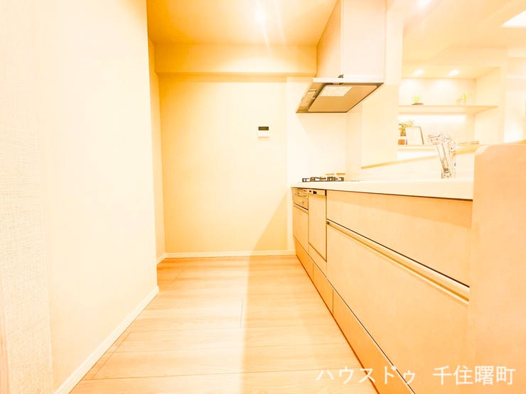 デザイン性の高いアクセントクロスが印象的な、清潔感あふれるトイレ。快適な温水洗浄便座を完備しています。上部には収納棚があり、空間をすっきりと保てます。落ち着きのあるプライベート空間です。