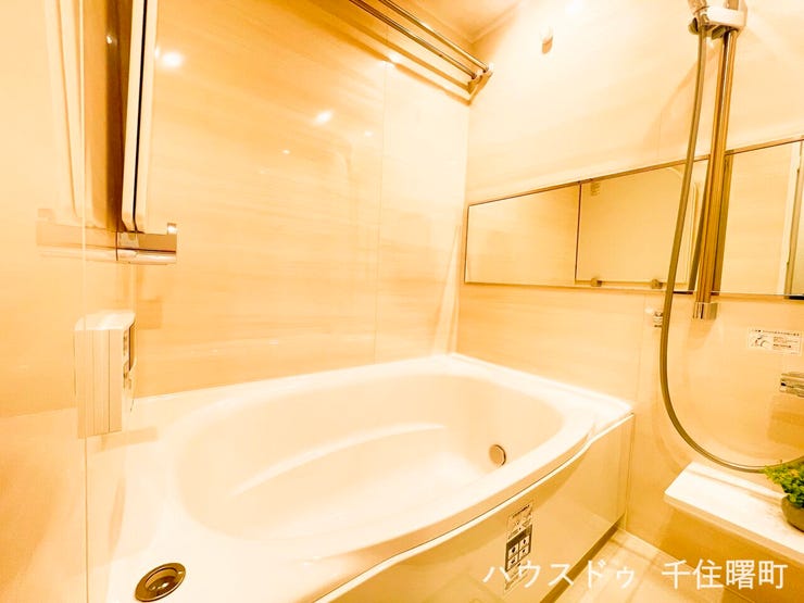 【デザインパネルが、上質な空間を演出するバスルーム】
ゆったりとした浴槽で一日の疲れを癒やせます。
追い焚き機能や浴室乾燥機も完備しており、毎日のバスタイムを快適にサポートします。