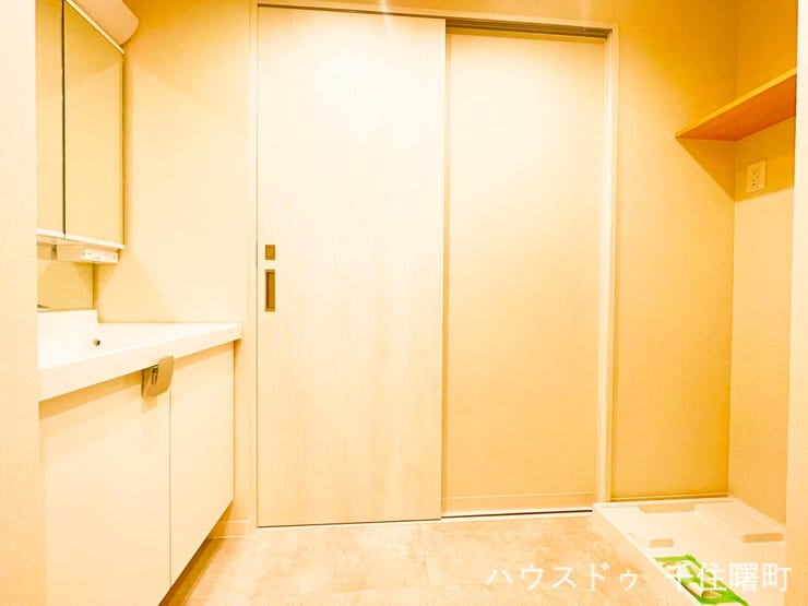 【収納力豊富な三面鏡付きの洗面化粧台】
化粧品やヘアケア用品などを鏡の裏にすっきりしまえ、カウンターはいつも綺麗に保てます。引き戸で生活感を隠せるので、急な来客時も安心です。