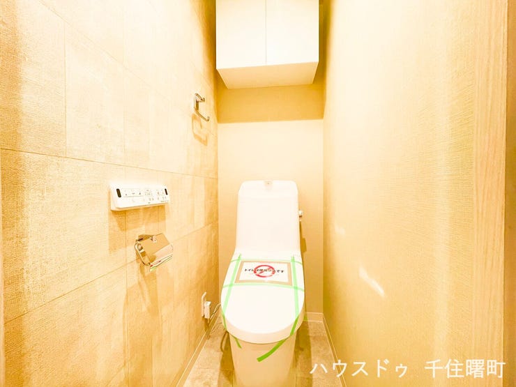 【アクセントクロスが印象的な、清潔感あふれるトイレ】
快適な温水洗浄便座を完備しています。
上部には収納棚があり、空間をすっきりと保てます。
落ち着きのあるプライベート空間です。