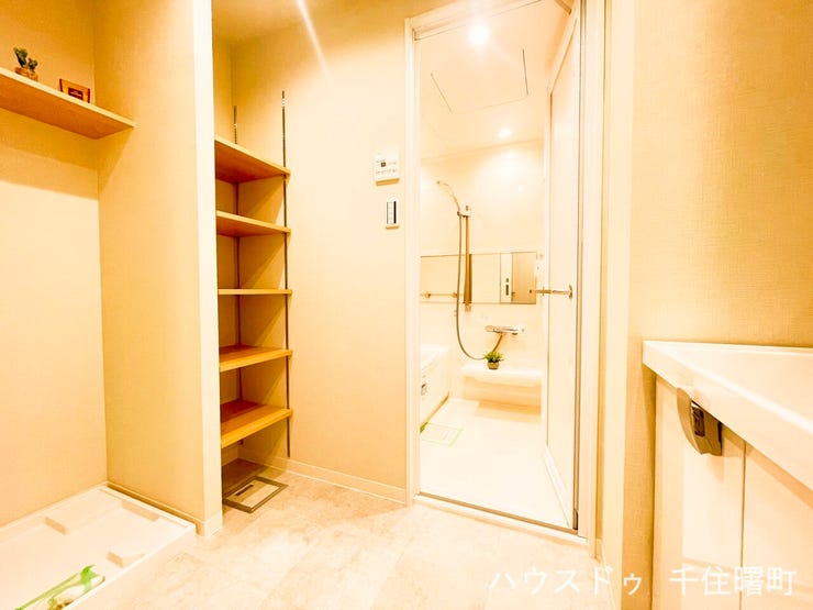 【広々とした洗面脱衣所】
タオルや着替えの収納に便利な可動棚を設置。
ライフスタイルに合わせて高さを変えられ、使い勝手は抜群です。毎日の身支度や家事がスムーズになるよう設計されています。