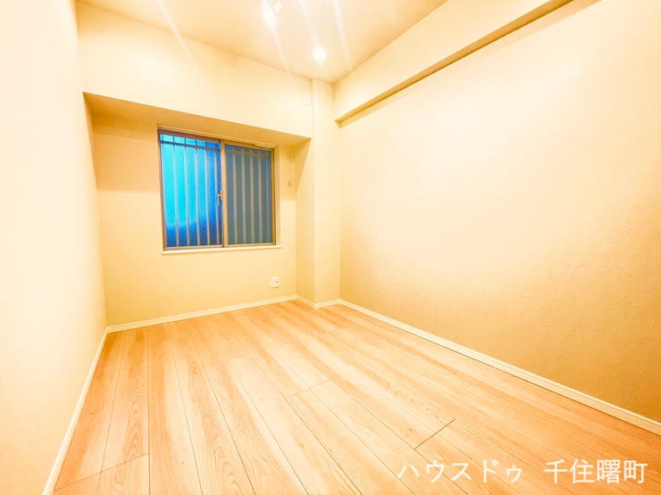 【シンプルで明るい洋室】
温かみのあるフローリングが心地よいプライベート空間です。
寝室や書斎、子供部屋など、ライフスタイルに合わせて自由にお使いいただけます。