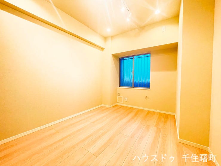 【明るい木目調のフローリングが印象的な洋室】
シンプルで癖のない内装は、どんなテイストのインテリアとも好相性。
家具のレイアウトがしやすく、あなただけの理想の空間づくりをお楽しみいただけます。