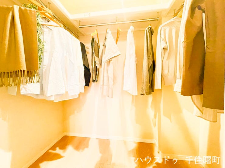 【ウォークインクローゼット】
季節の衣類やスーツケースもすっきり収まる大容量。
2段のハンガーパイプで収納力も抜群。
お部屋を広々と使え、毎日のコーディネートが楽しくなります。