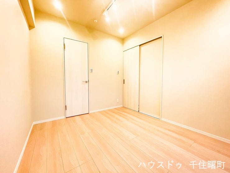 【リビングと隣接する洋室】
引き戸を開放すれば、広々とした一体感のある空間が生まれます。
来客時や家族の成長に合わせて柔軟に使える、フレキシブルな間取りが魅力です。