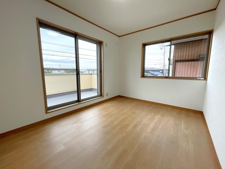 洋室6.0帖
2面採光のお部屋は明るく風通しが良いです♪
収納もしっかり出来ますよ!