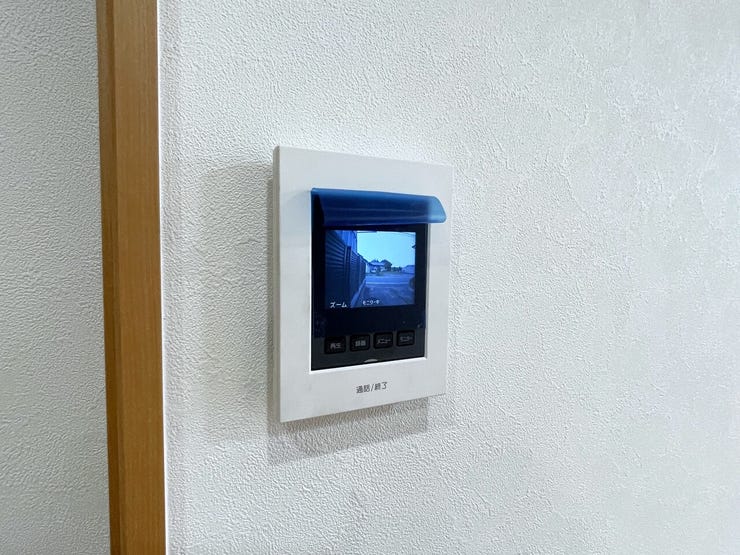 カラーモニター付インターホン
訪問者の顔が確認できるのでお子様の留守番にも安心です♪