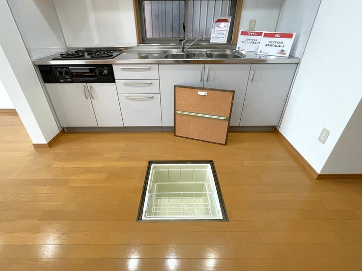 床下収納
あまり使わないものの収納に是非!
キッチンがスッキリ片付きます♪