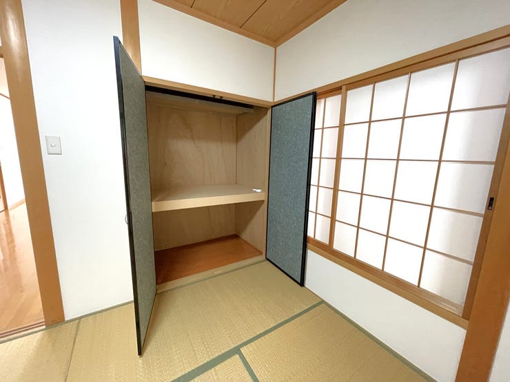 和室収納
来客用の布団などもスッキリ収納することができますね♪