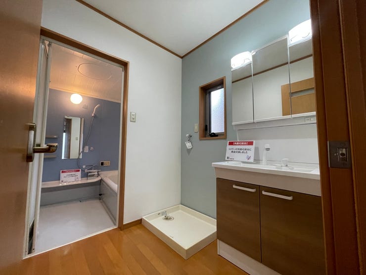 洗面所
三面鏡付で朝の身支度もラクラクです♪