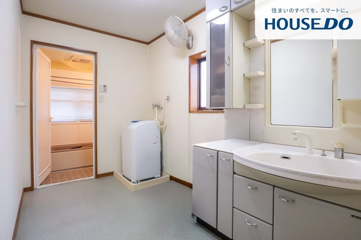 鏡の大きな洗面台。収納場所が多いため、家族の小物を置くことが多い洗面台もスッキリ片づけることが可能です。