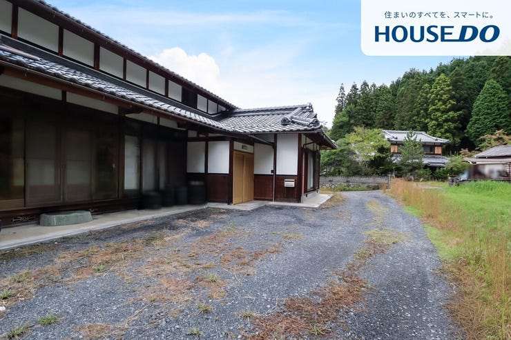 とても広い敷地なので駐車複数可能です。