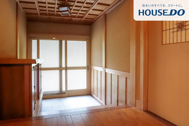 玄関には下駄箱がついています。靴なども下駄箱に収納してスッキリとした玄関を保てますね。