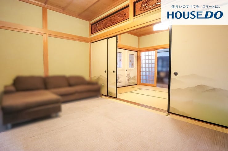 和室横の落ち着いた雰囲気の洋室