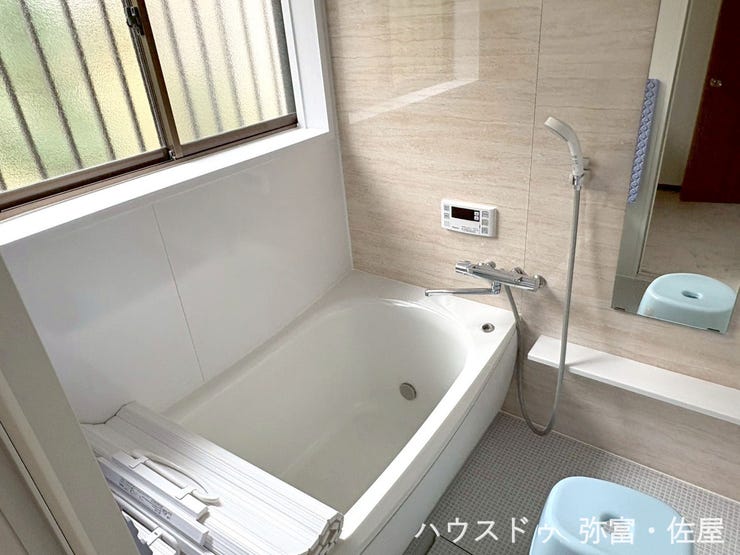 窓付きのバスルームは採光もあり明るく気持ちの良い空間です♪窓があることで換気環境も良好(^^)