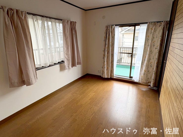 バルコニーに面した明るい洋室!