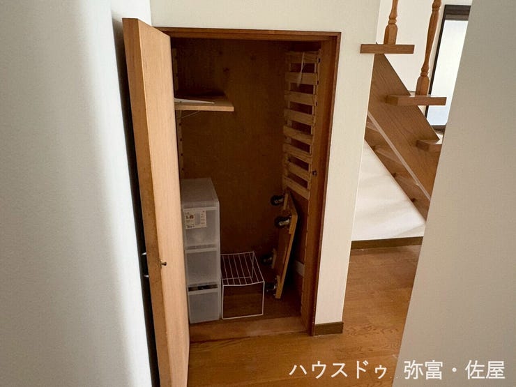 あると便利な階段下収納☆非常用品や掃除道具など収納できます(^^)