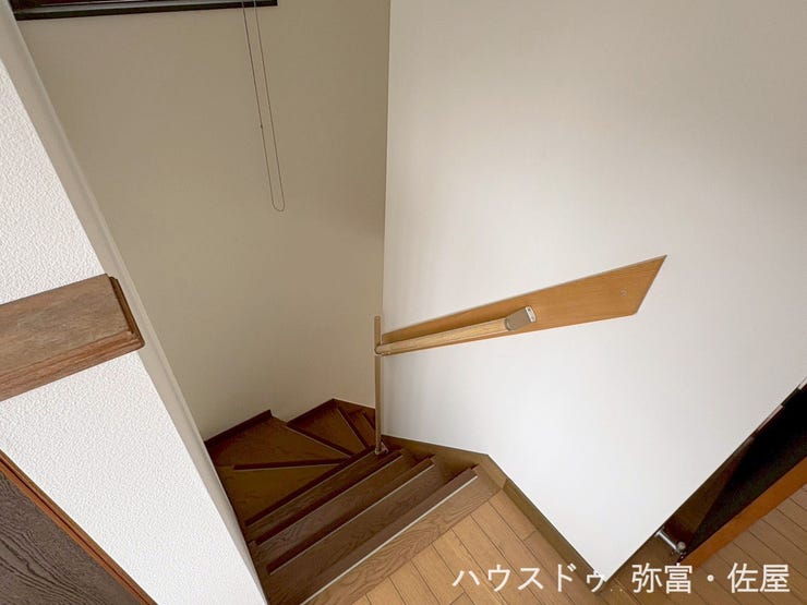 手摺り付きの階段♪お子様やご年配の方も安心してご利用頂けますね!!