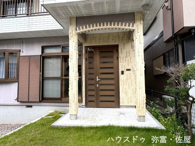 屋根付きの玄関ポーチ☆雨や雪、日差し避けとなり玄関周りの快適性が高まります(^^)