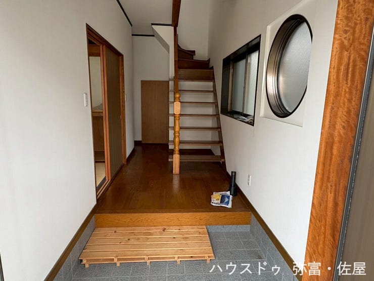 窓付きの明るい玄関ホール♪