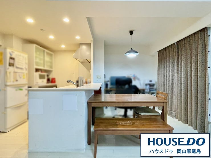 【リビング】
落ち着きのあるリビングは、家族と過ごす時間を大切にする方にぴったりのゆとりの住空間です。