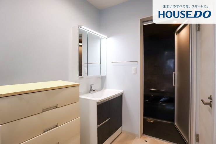 化粧品やスタイリング剤・ドライヤー・ブラシなどの小物までが収納できます。