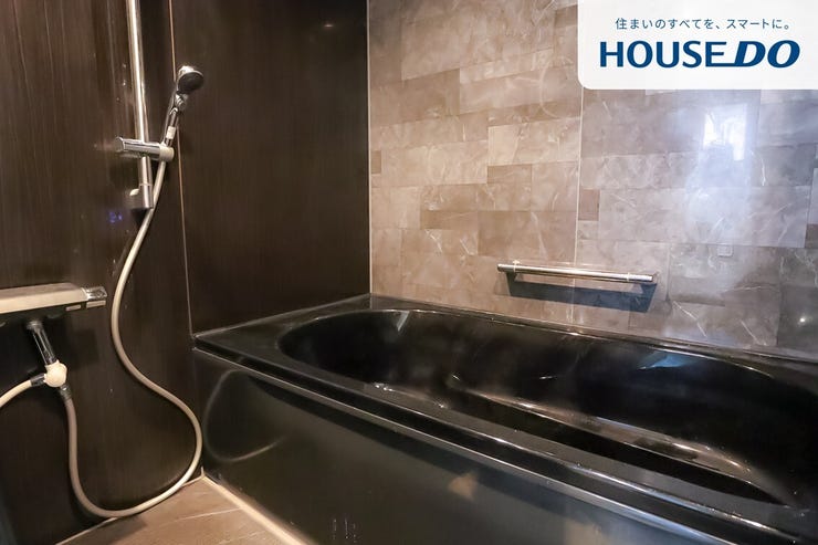 ゆったりとしたユニットバスです。足をのばして入れるので疲れも癒されそうですね。手すり付きなのでお子様やお年寄りでも安心して入浴できますね。