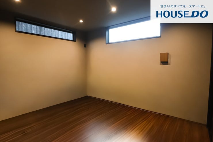 落ち着いた雰囲気でリラックスして過ごせる洋室。