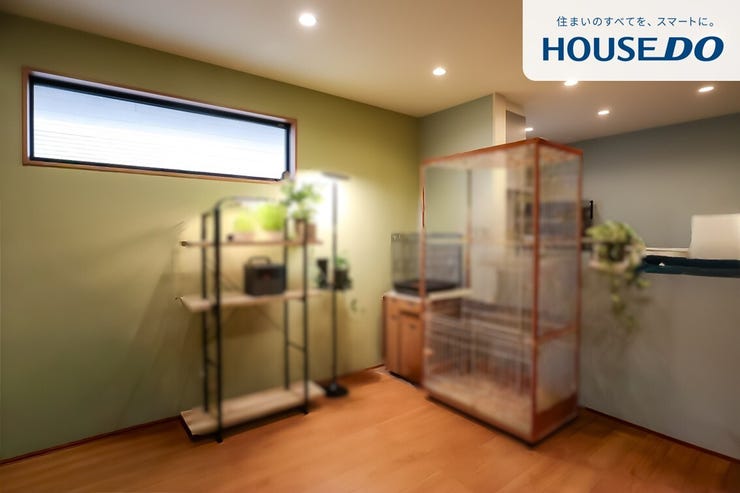 窓から明かりが差し込みます。