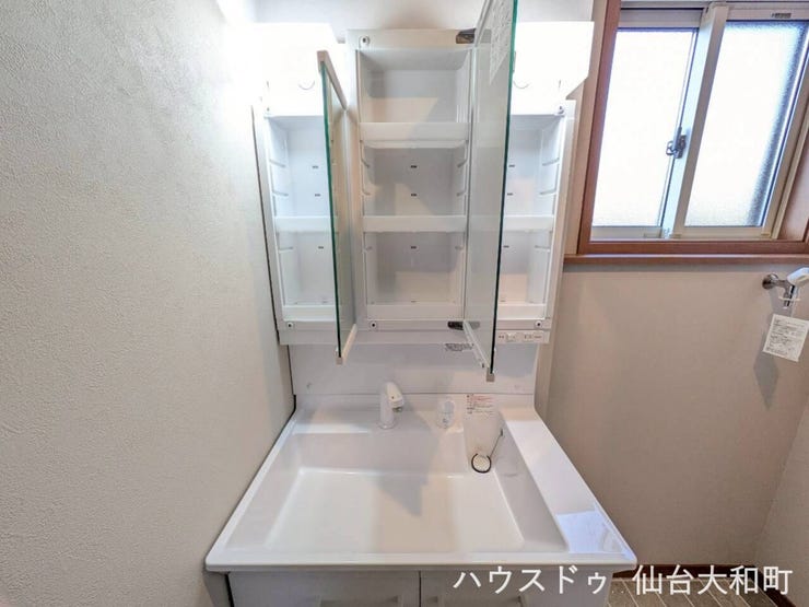 鏡の裏側には、こんなに大容量の収納スペースが隠れています♪