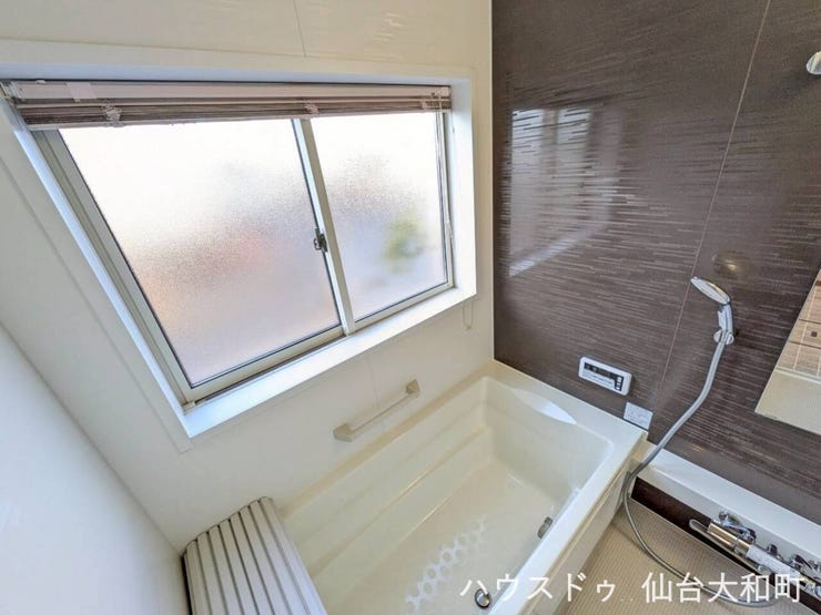 窓付きであかるい浴室+*アロマを焚いてリラックス空間にもなりそう