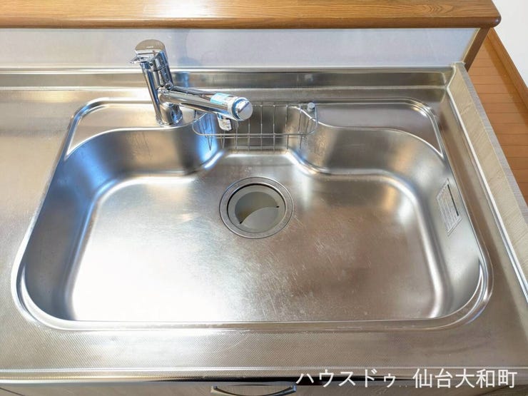 キッチンシンクはステンレス製で、熱にも強く丈夫です