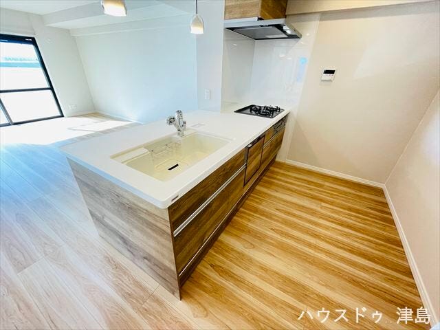 落ち着いた色のシステムキッチンですっきりみせてくれます。食洗機・浄水器内蔵の水栓など機能性にも優れています。スライド収納は大きな鍋やフライパンなども取り出しスムーズで作業効率も上がります。