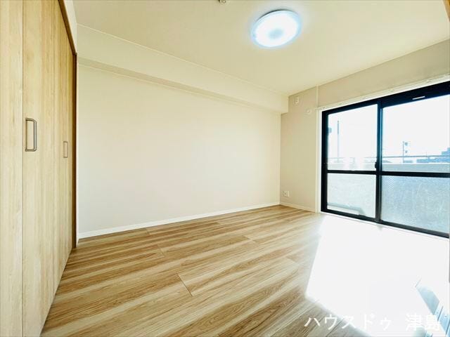 5.8帖洋室。南側バルコニーに面したお部屋でたっぷりの陽光が降り注ぐ明るいお部屋です。