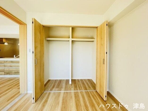 5.8帖洋室収納。全居室、枕棚+ハンガーパイプのクローゼット付きです。枕棚があるので収納量がぐっと増えます!折れ戸なので端にある物の出し入れがしやすいです♪