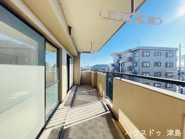 リビングと5.8帖洋室に面した南側バルコニー。6帖と4.9帖の3ケ所バルコニーがあります。晴れた日には洗濯作業が捗りそうですね。