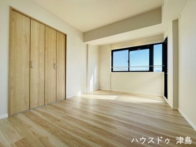 6帖洋室。2面採光の明るいお部屋です。キッチン横にある洋室でお料理していても目が届くので、お子様がお昼寝していても常に確認できで安心です!